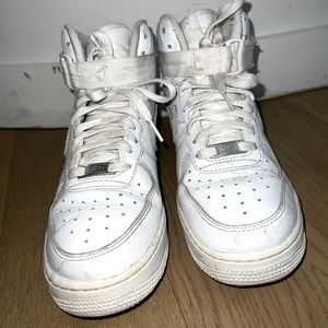 Womens US 8 Nike High top sneaker with Velcro buckle l